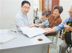 深圳市中医院小儿推拿门诊医生叶兵在看诊