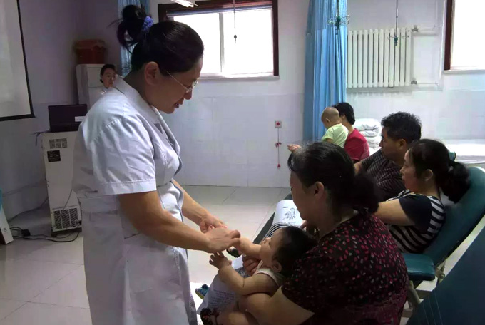 小红门社区卫生服务中心在社区家长中普及小儿推拿疗法