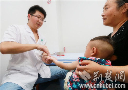襄阳儿科医生陈爱明做小儿推拿